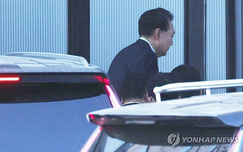 내란 우두머리와 직권남용 권리행사 방해 혐의를 받는 윤석열 대통령이 15일 경기 과천시 정부과천청사 내 고위공직자범죄수사처에 출석하고 있다.    [공동취재]